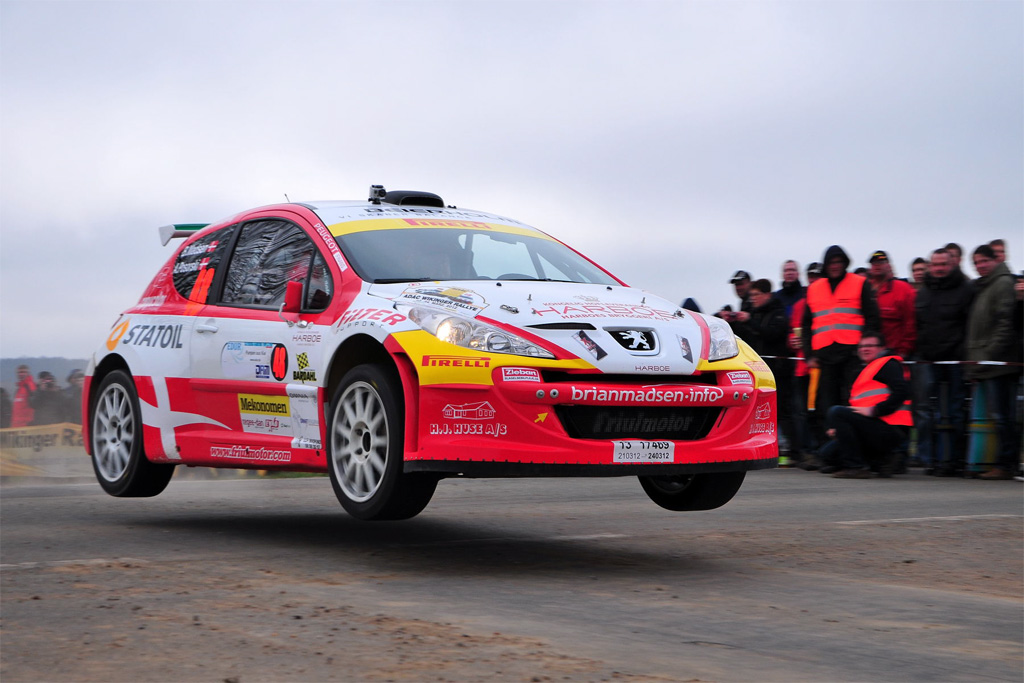 På de krævende tyske veje var der passager, hvor deltagerne fløj over toppe med 150 km/t. Brian Madsens Peugeot var en af dem, der fløj langt.
(Foto: Michael Eisenberg)